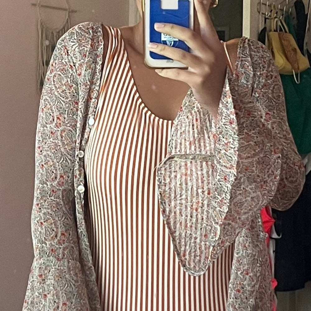 Vintage Sheer blouse with a beautiful pattern!